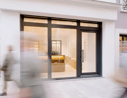 Blick in ein Augenoptik-Fachgeschäft von der Straße aus